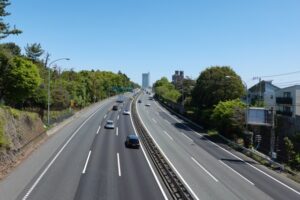 【2026年８月 お盆特別号】高速道路を安全に走るために｜出発前の点検から合流・追越し・万が一の故障まで