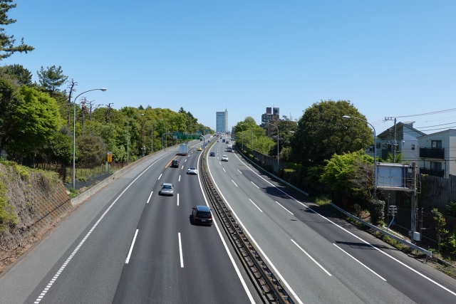 【2026年８月 お盆特別号】高速道路を安全に走るために｜出発前の点検から合流・追越し・万が一の故障まで