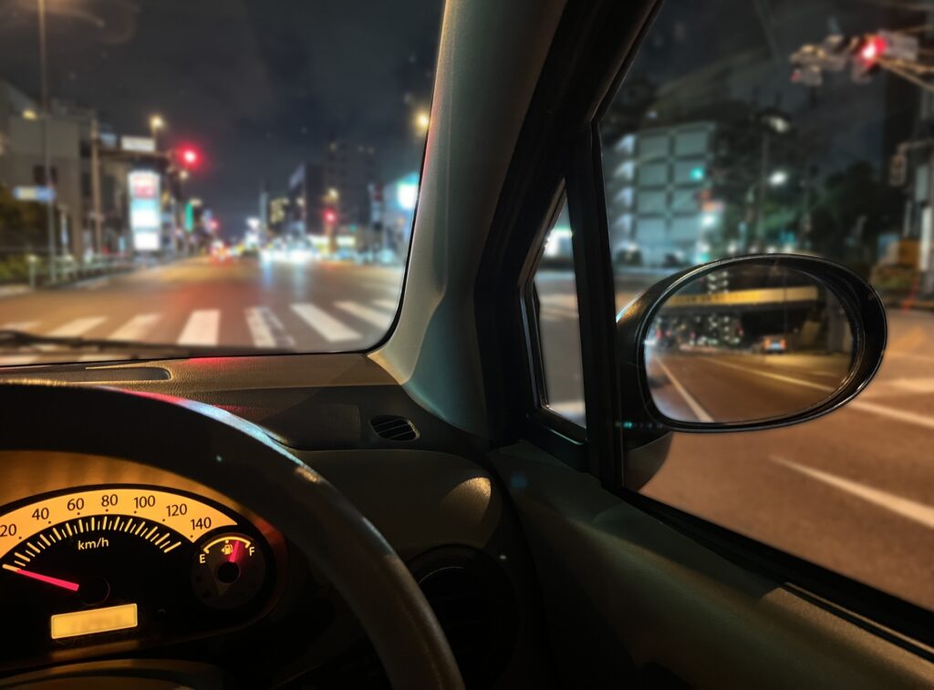 【2026年10月1日号】夜間運転 ライト 使い方｜秋の夜道の安全運転と注意点