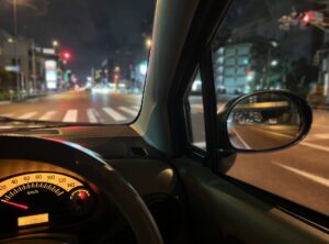 【2026年10月1日号】夜間運転 ライト 使い方｜秋の夜道の安全運転と注意点
